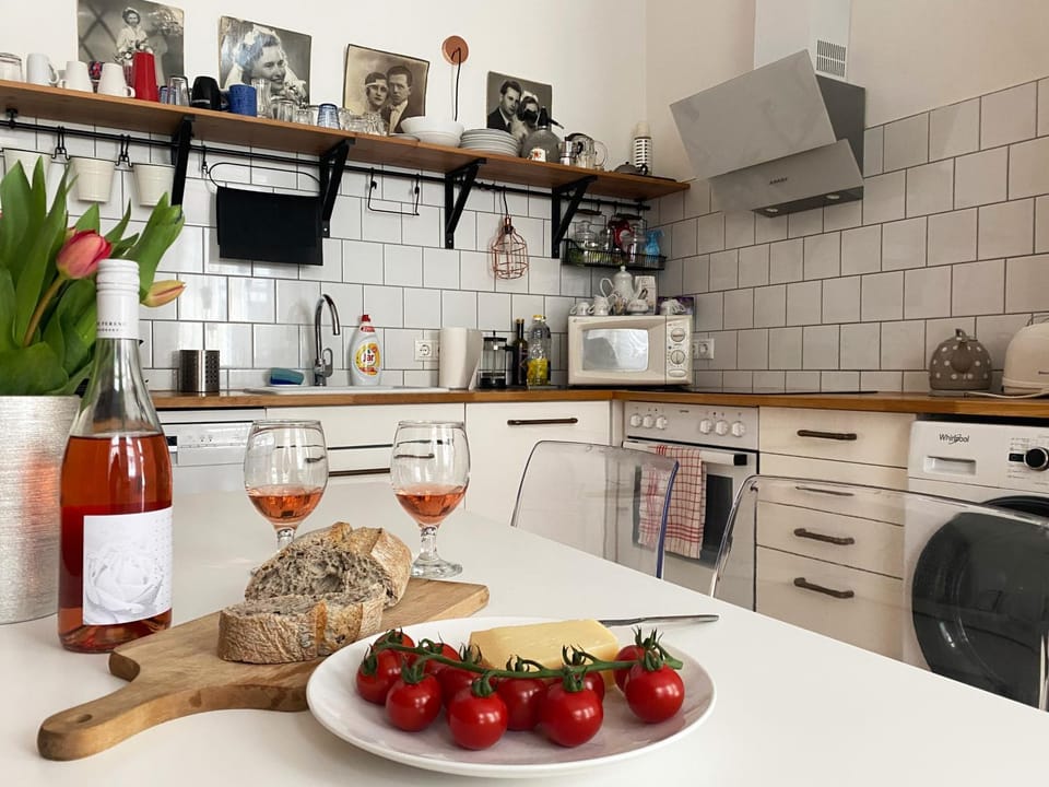 Kitchen or kitchenette, minibar