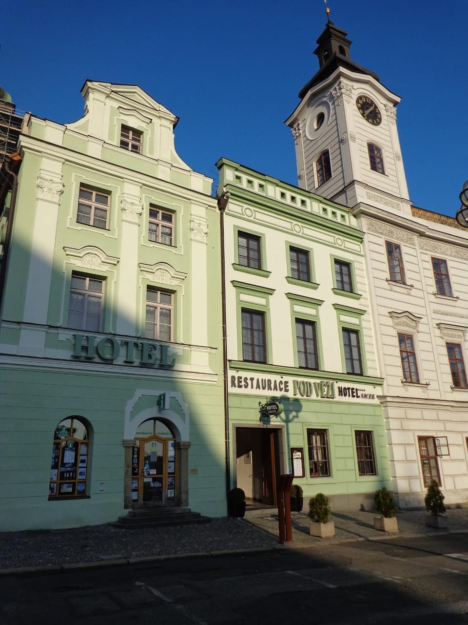 Property building, Facade/entrance, Day, Landmark view