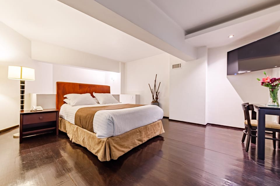 Bed, TV and multimedia, Photo of the whole room, Bedroom