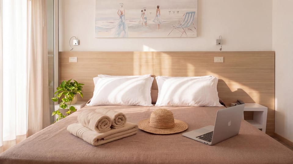 Bed, Bedroom, towels