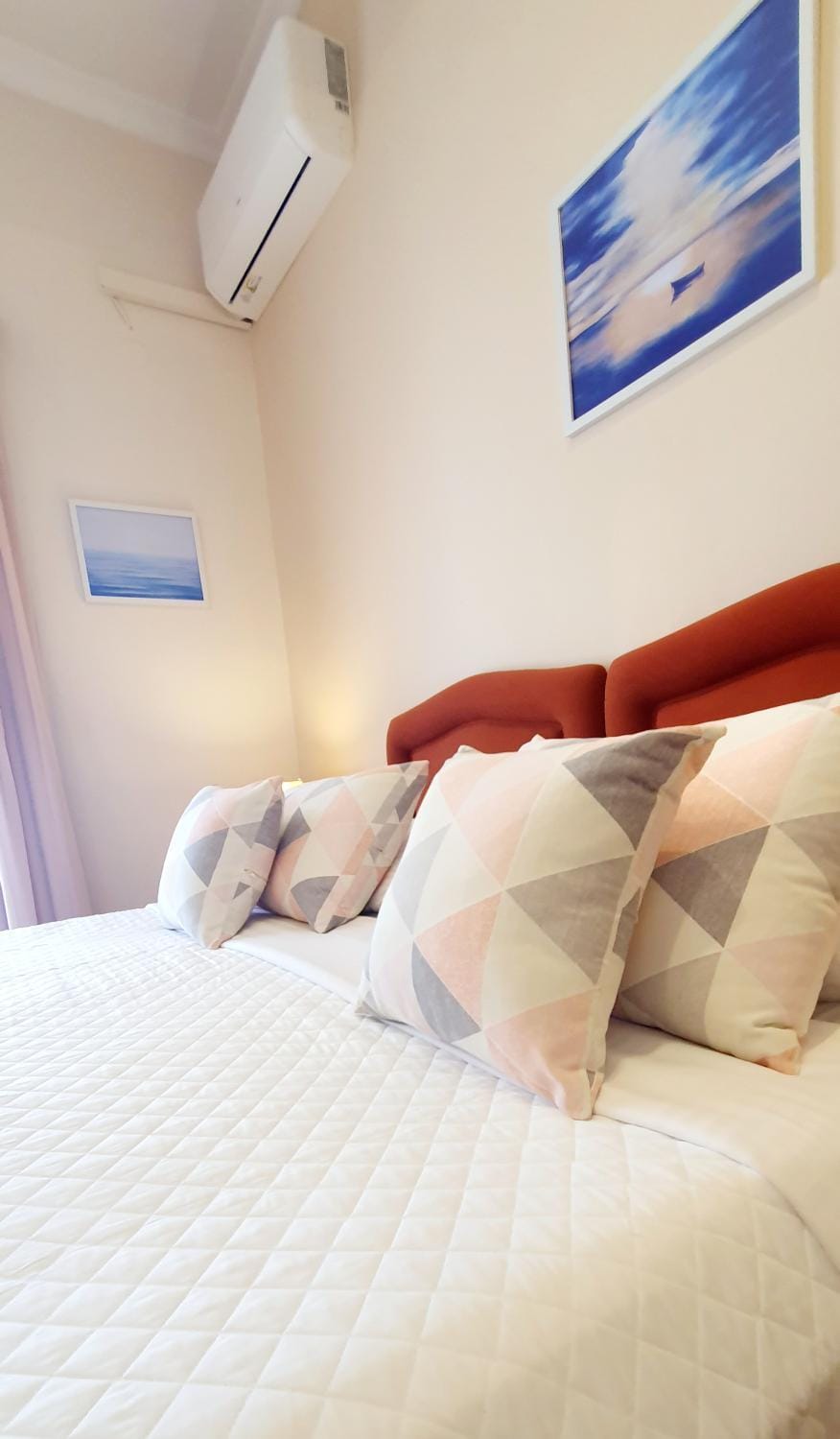 Bed, Photo of the whole room, Bedroom, air conditioner
