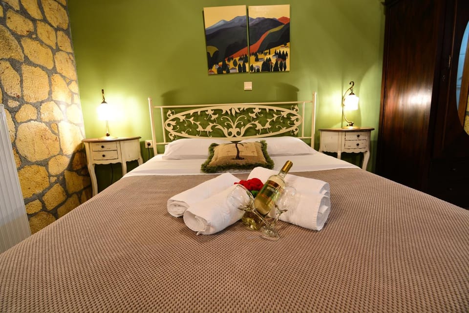 XENIOS ZEYS (ΞΕΝΙΟΣ ΖΕΥΣ) Bed and Breakfast in Peloponnese Region