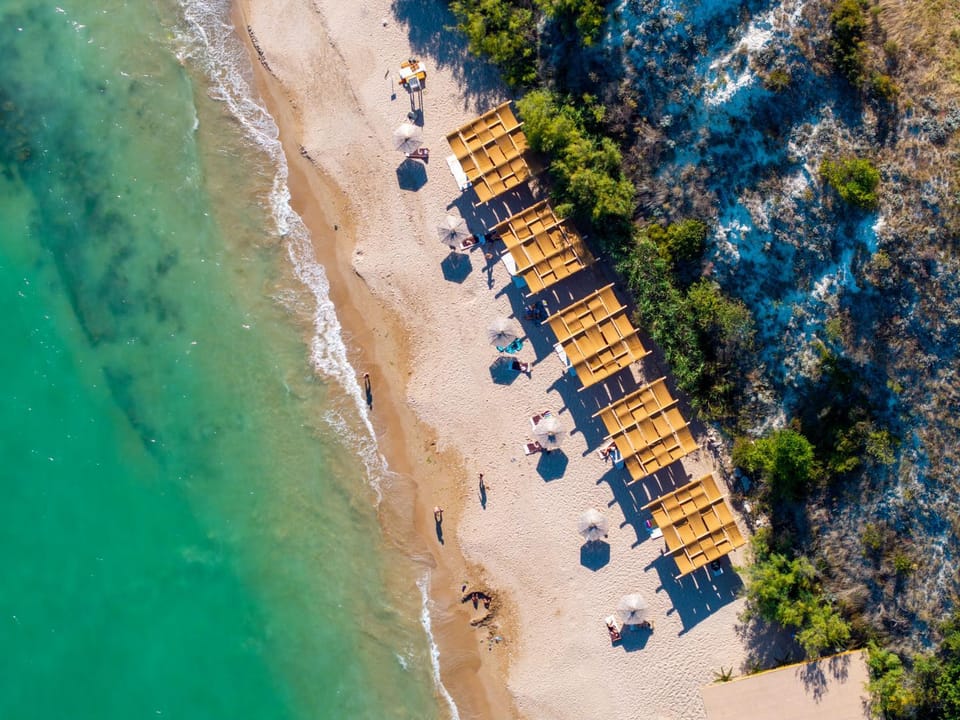 Property building, Restaurant/places to eat, Beach, Sea view, sunbed