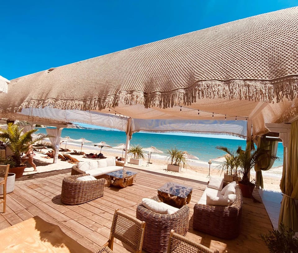 Patio, Restaurant/places to eat, Natural landscape, Lounge or bar, Beach, Sea view, sunbed
