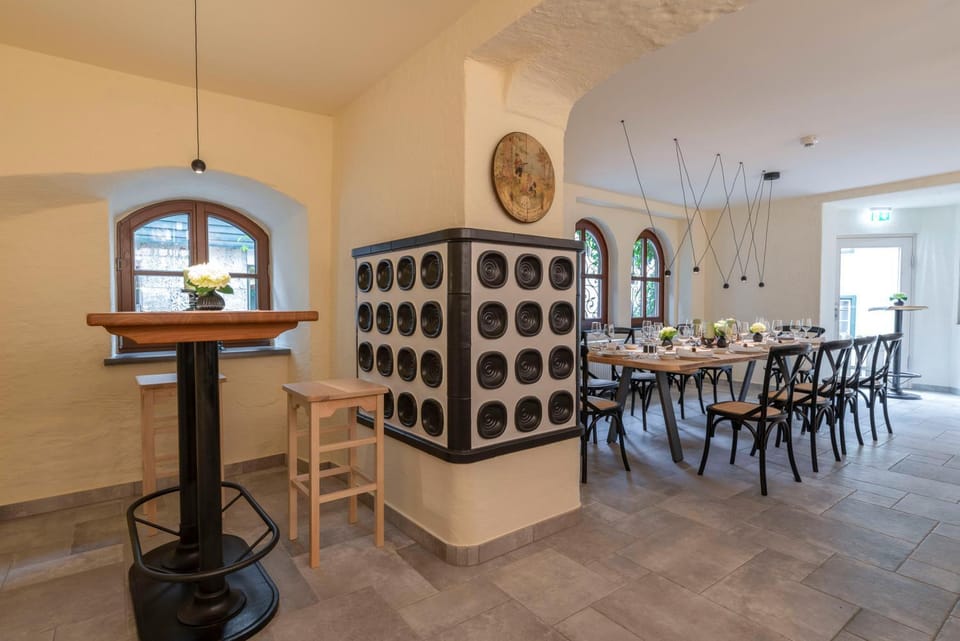 Restaurant/places to eat, Lounge or bar, Meeting/conference room