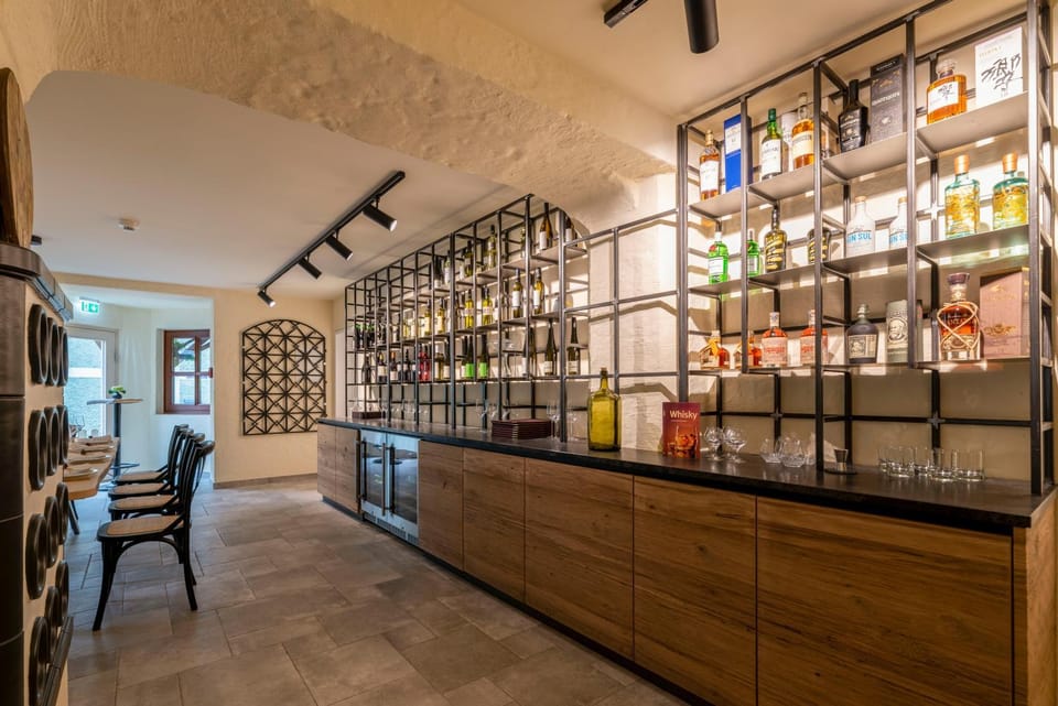 Restaurant/places to eat, Lounge or bar, Meeting/conference room