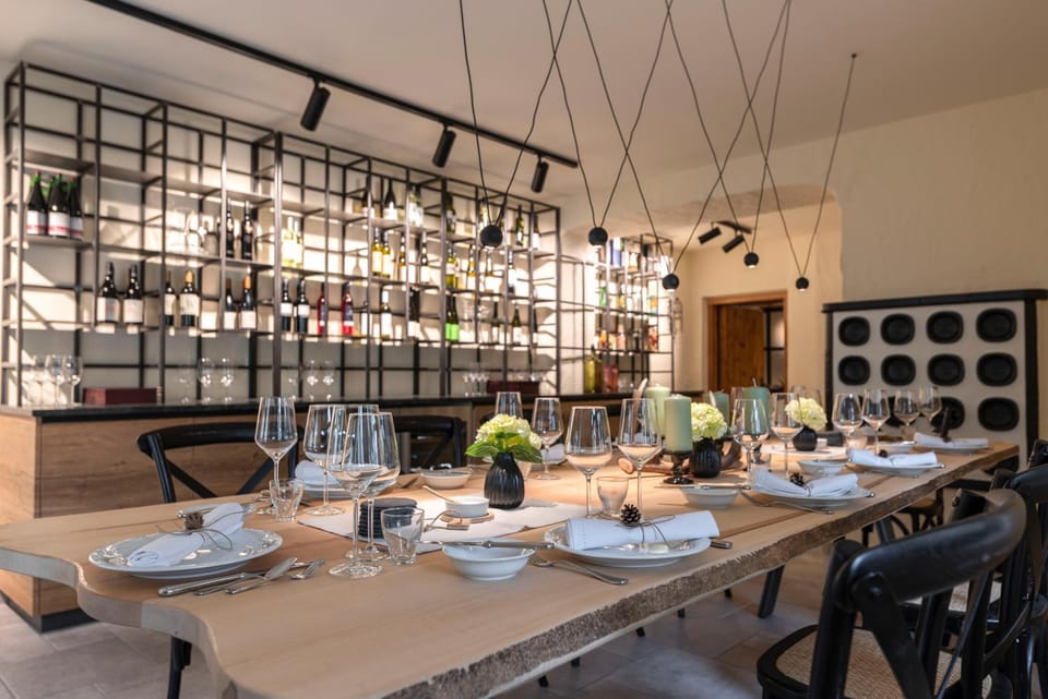 Restaurant/places to eat, Lounge or bar, Meeting/conference room