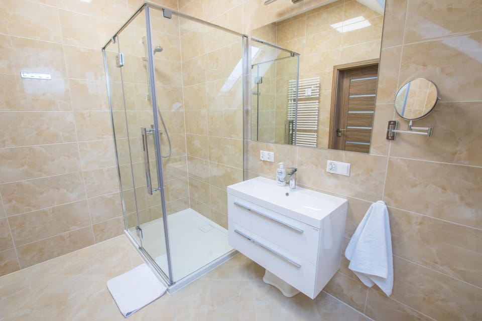 Shower, Toilet, Bathroom, towels