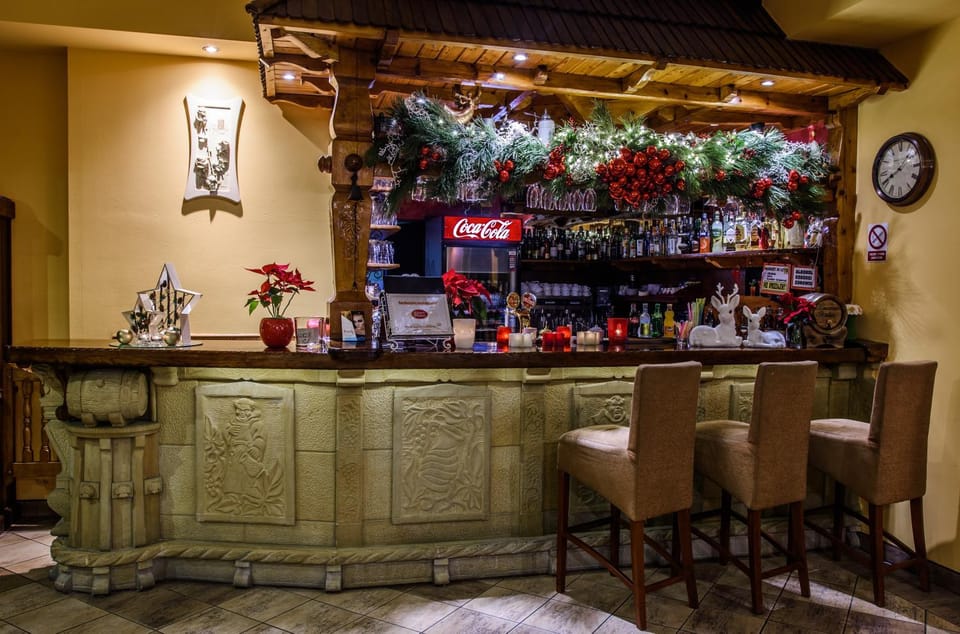 Restaurant/places to eat, Lounge or bar