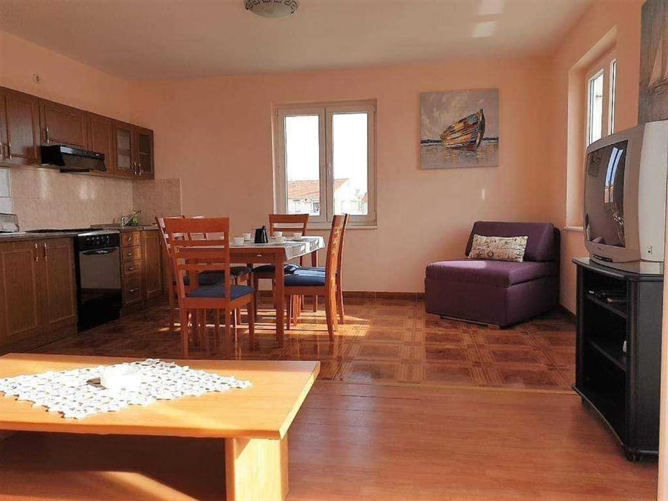 TV and multimedia, Living room, Seating area, Dining area