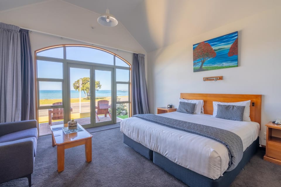 Bed, Natural landscape, Living room, Seating area, Bedroom