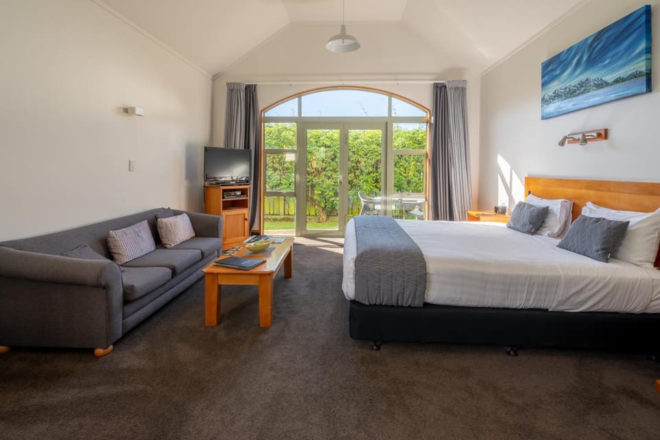 Bed, Living room, Seating area, Evening entertainment, Bedroom