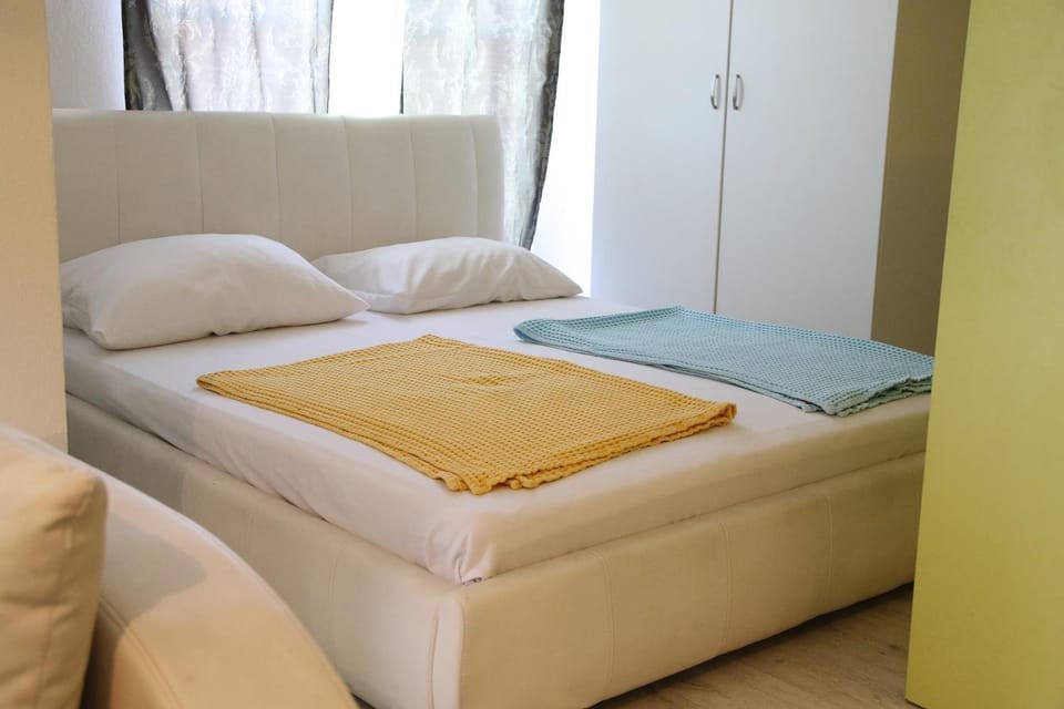 Photo of the whole room, Decorative detail