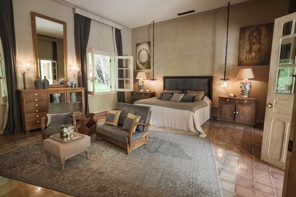 Bed, Seating area, Bedroom