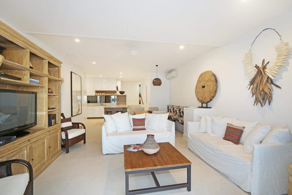 Riverfront Apartment, Perfect Location Apartment in Noosaville