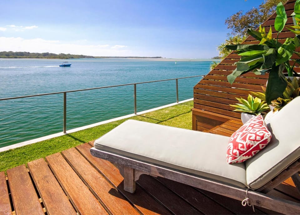 Riverfront Apartment, Perfect Location Apartment in Noosaville