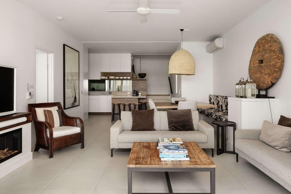 Riverfront Apartment, Perfect Location Apartment in Noosaville