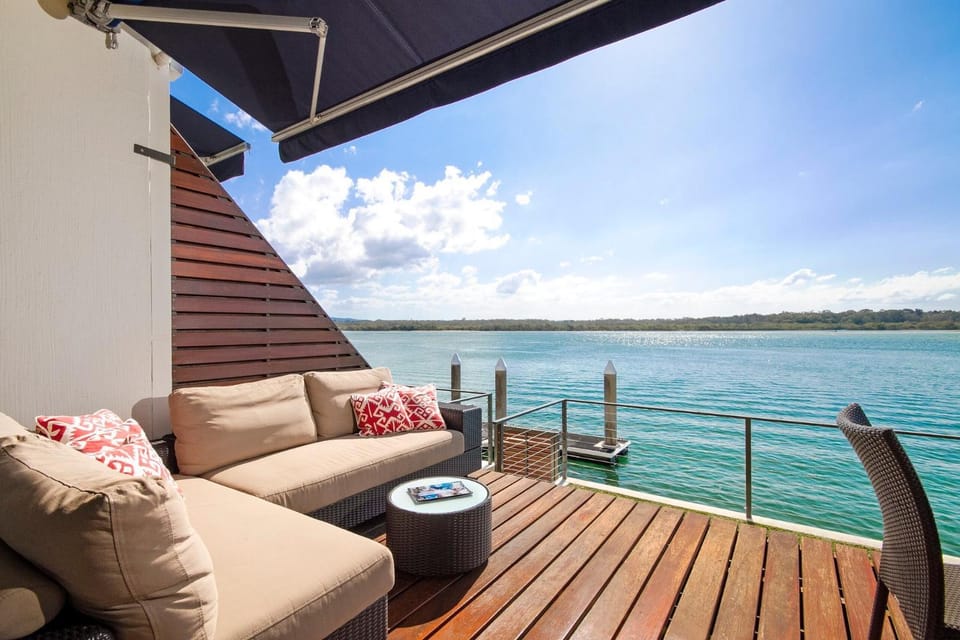 Riverfront Apartment, Perfect Location Apartment in Noosaville