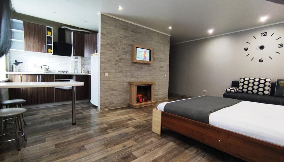 Bed, TV and multimedia, View (from property/room), flat iron, kitchen
