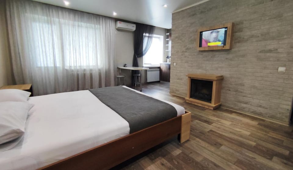 Bed, TV and multimedia, View (from property/room), flat iron, air conditioner