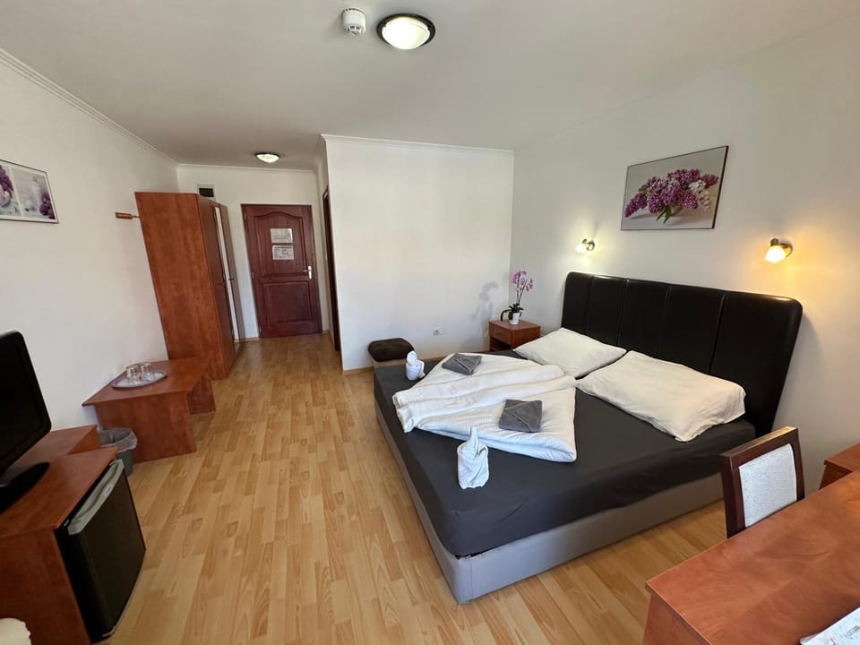 Bed, Photo of the whole room