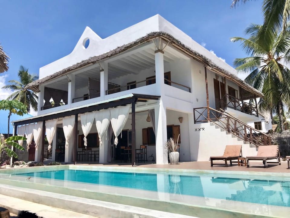 Property building, Day, Swimming pool