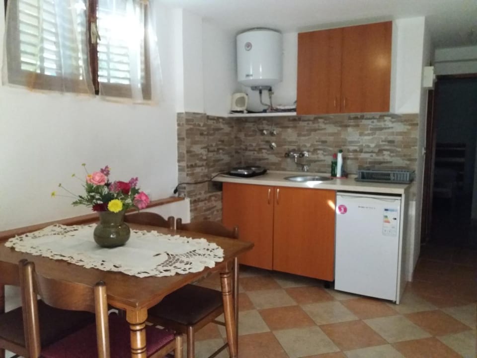 Kitchen or kitchenette, Seating area, Dining area