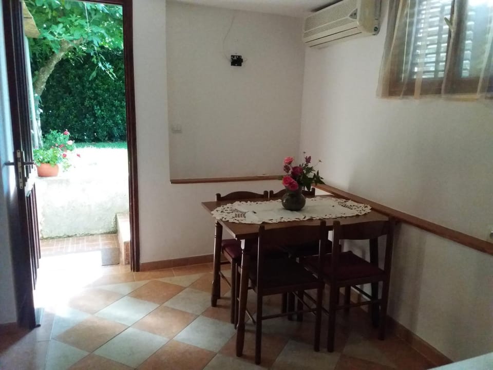 Garden, Kitchen or kitchenette, Seating area, Dining area