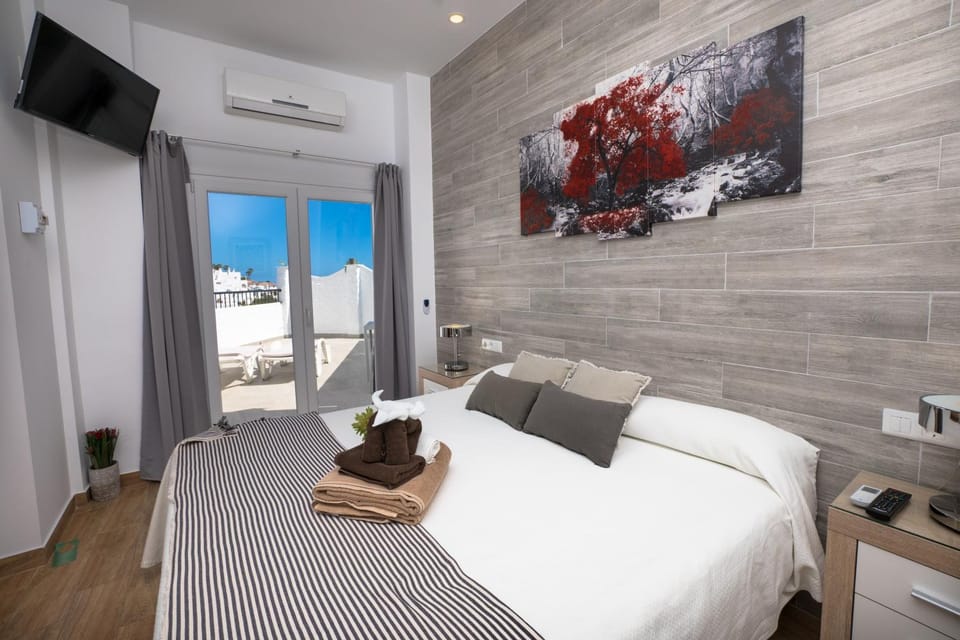 Photo of the whole room, Sea view