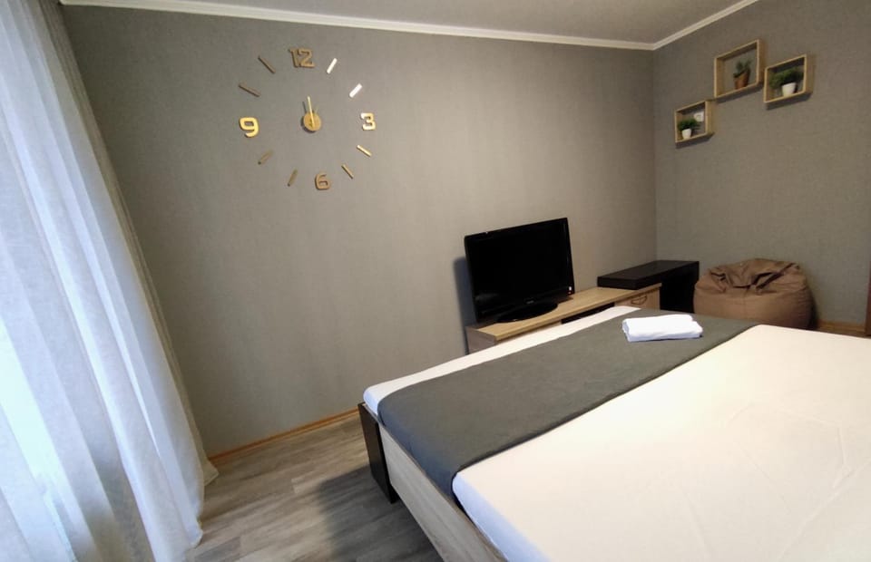 Bed, TV and multimedia, Decorative detail, Bedroom