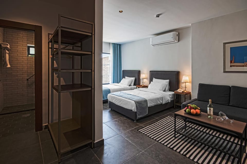 Bed, Bedroom, Food, Alcoholic drinks