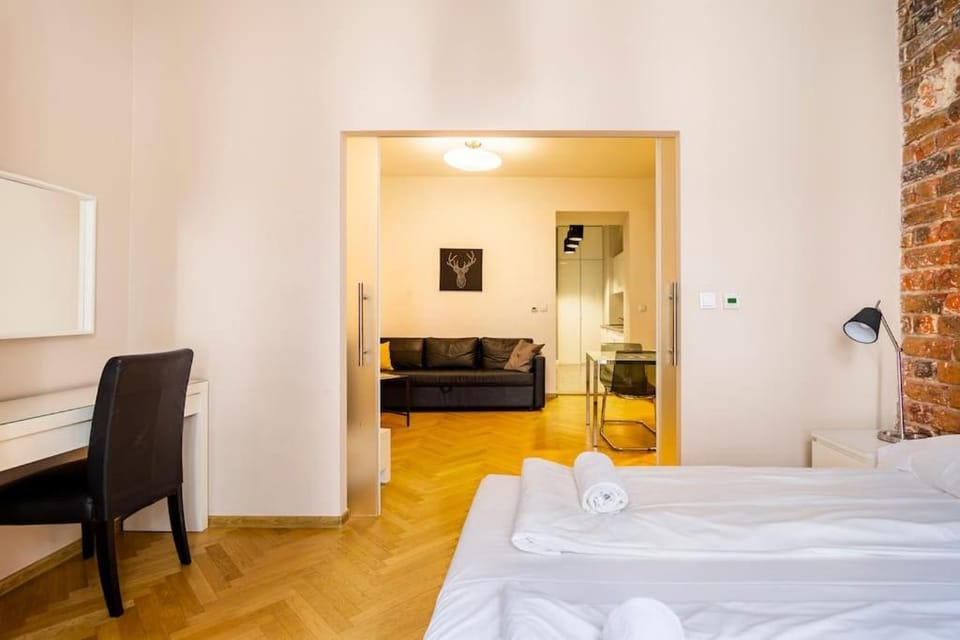 Bed, Living room, Photo of the whole room, Seating area