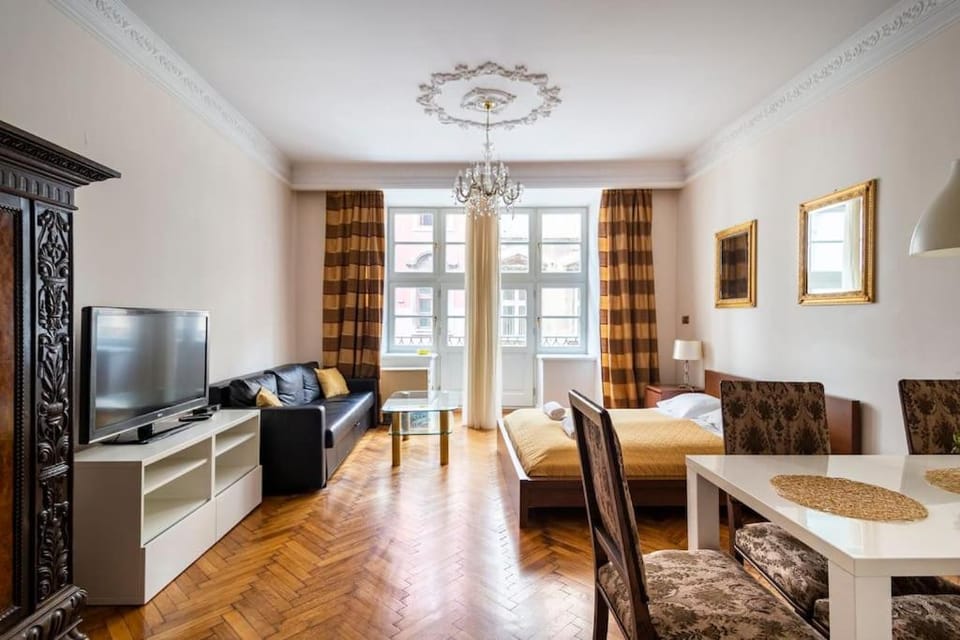 Bed, TV and multimedia, Living room, Photo of the whole room, Seating area, Dining area, Bedroom