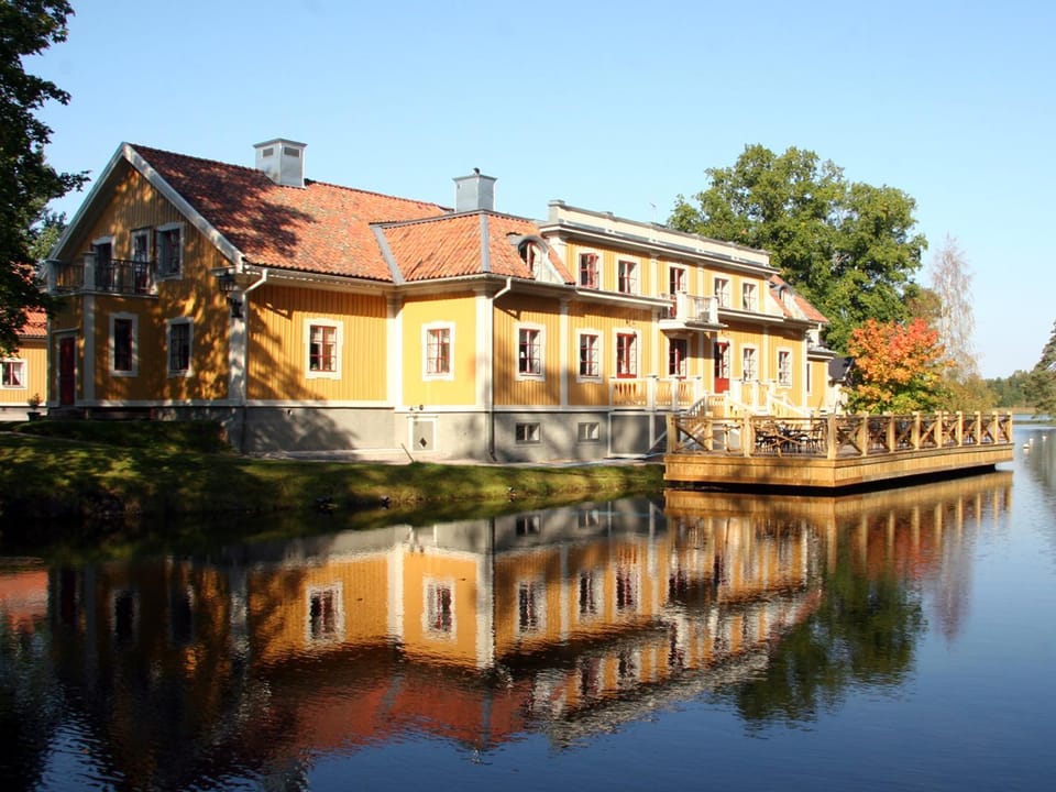 Property building, Restaurant/places to eat, Autumn