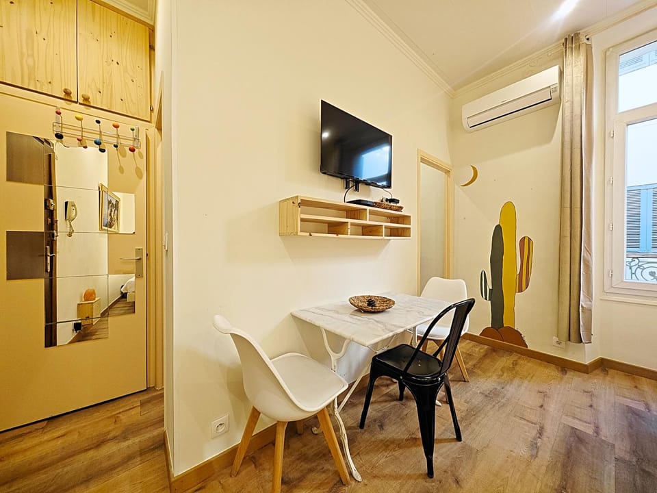 TV and multimedia, Living room, Seating area, Dining area, air conditioner