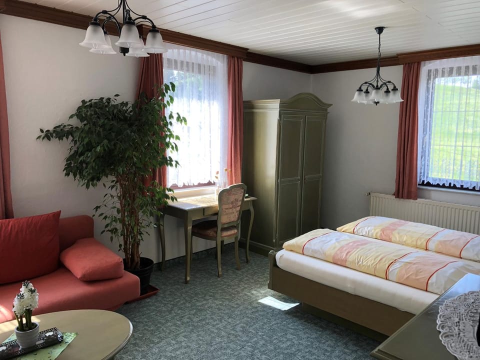Photo of the whole room, Decorative detail