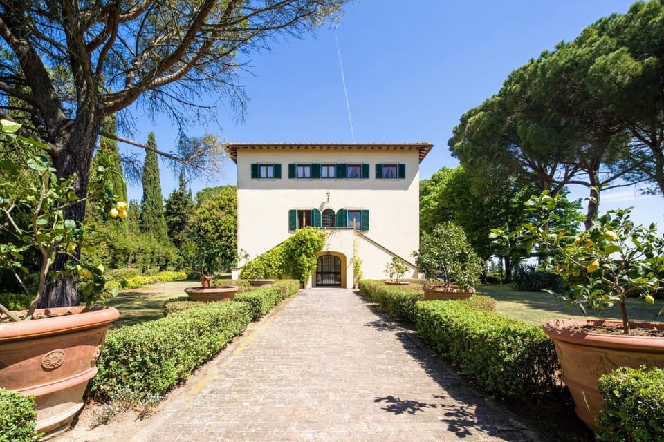 Property building, Facade/entrance, Natural landscape, Garden, Landmark view, Inner courtyard view