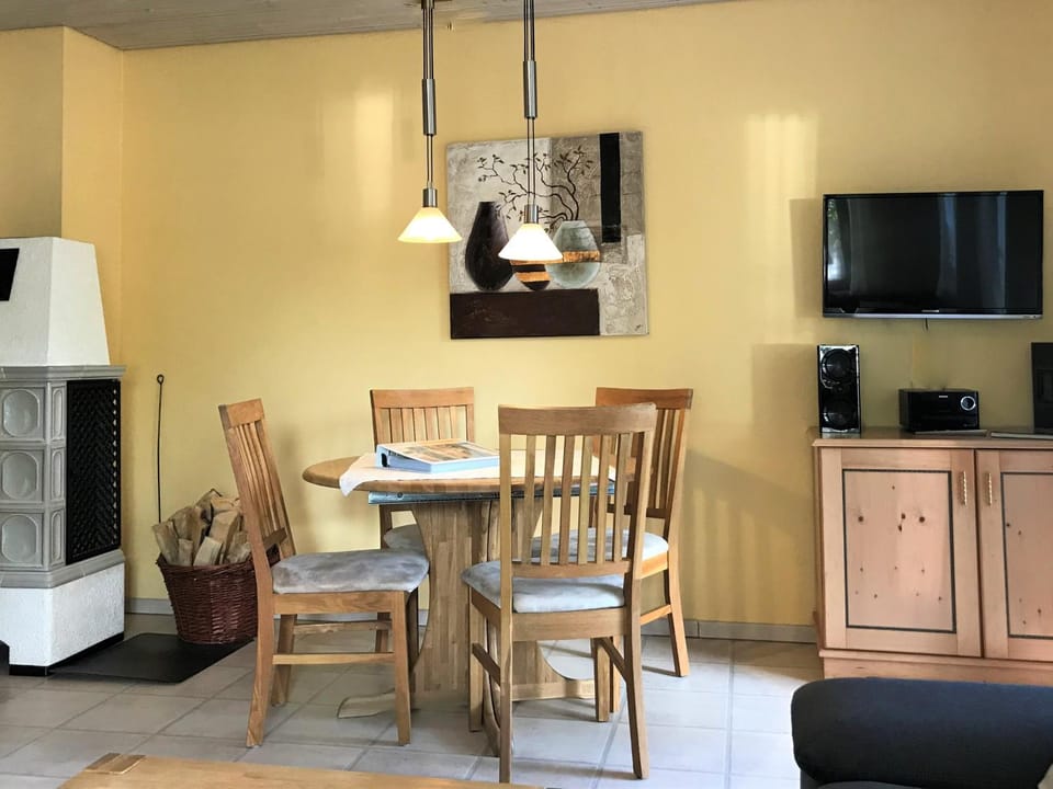 Living room, Seating area, Dining area