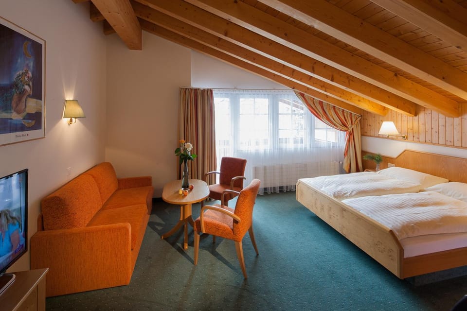 Bed, TV and multimedia, Balcony/Terrace, Living room, Seating area, Bedroom, Mountain view