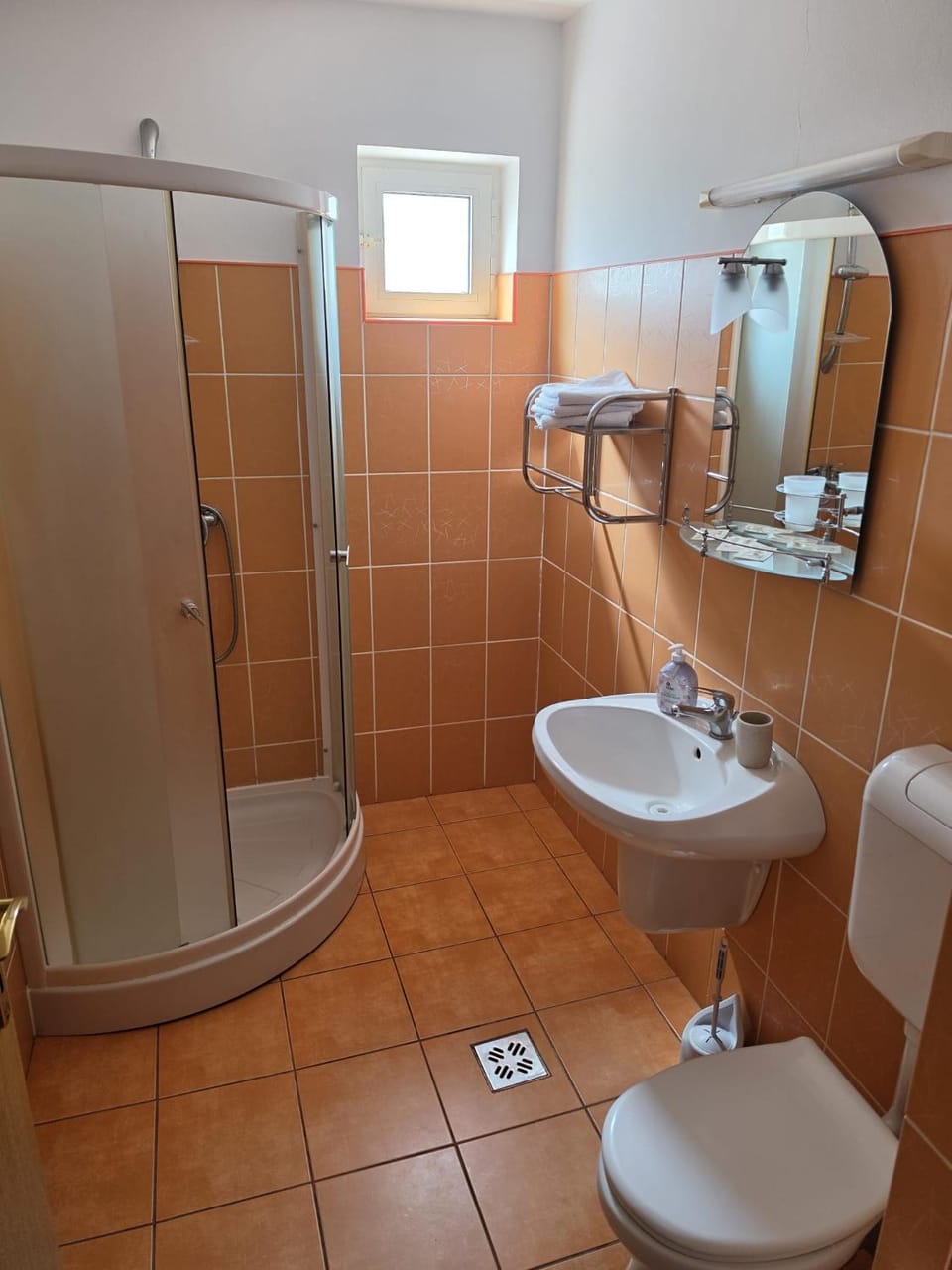 Shower, Toilet, Bathroom, towels