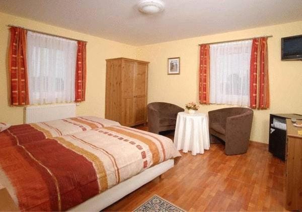 Bed, TV and multimedia, Seating area, Bedroom