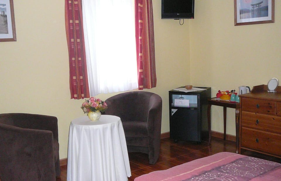 Bed, TV and multimedia, Seating area, Bedroom