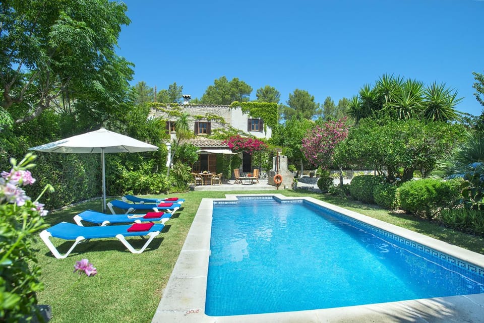 Property building, Patio, Facade/entrance, Garden, Swimming pool, sunbed