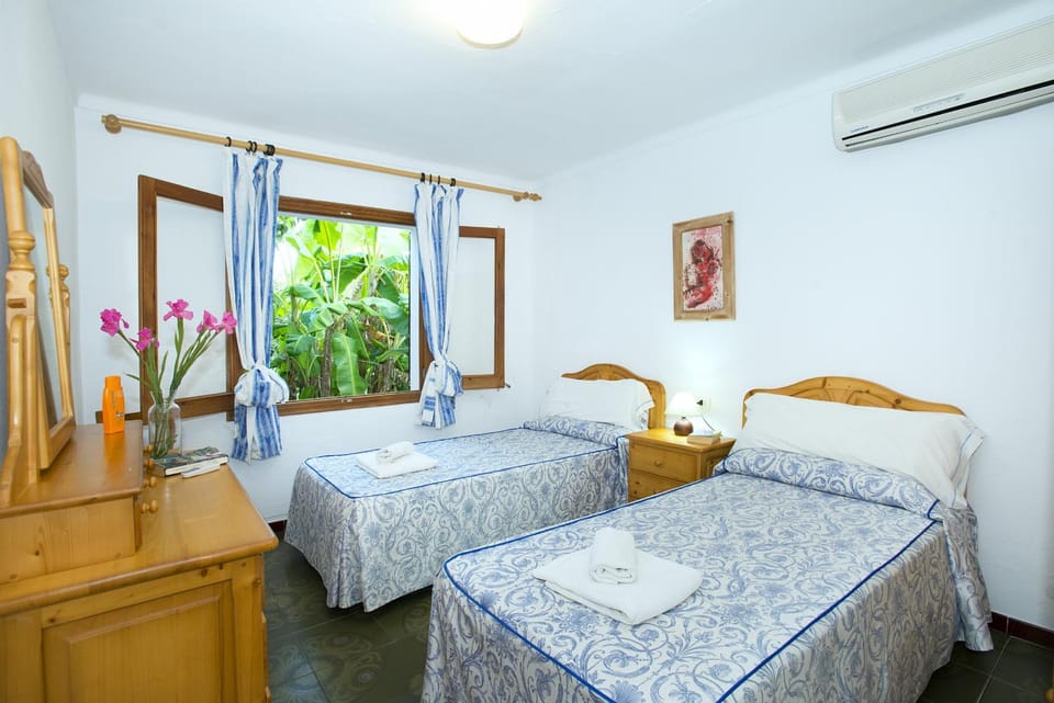 Bed, Other, Photo of the whole room, Bedroom, towels, air conditioner