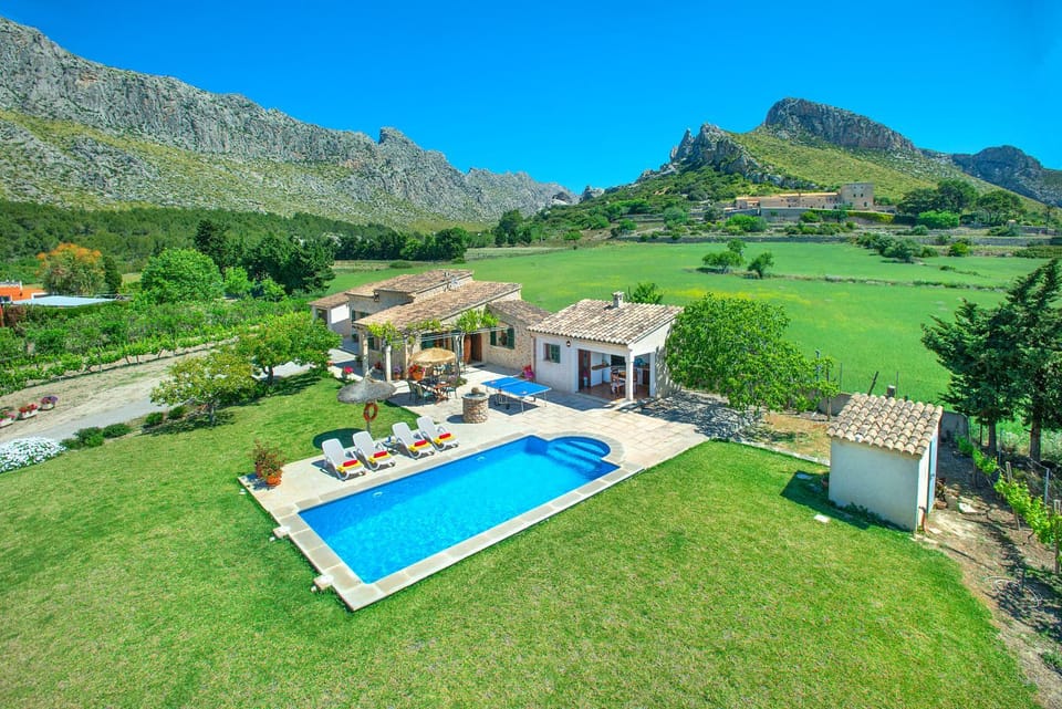 Property building, Nearby landmark, Day, Natural landscape, Garden, Garden view, Mountain view, Pool view, Swimming pool, sunbed