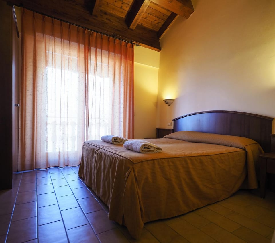 Balcony/Terrace, Photo of the whole room, Decorative detail, Bedroom, Landmark view, Mountain view, Quiet street view