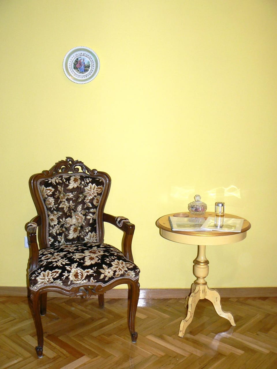 Photo of the whole room, Alcoholic drinks