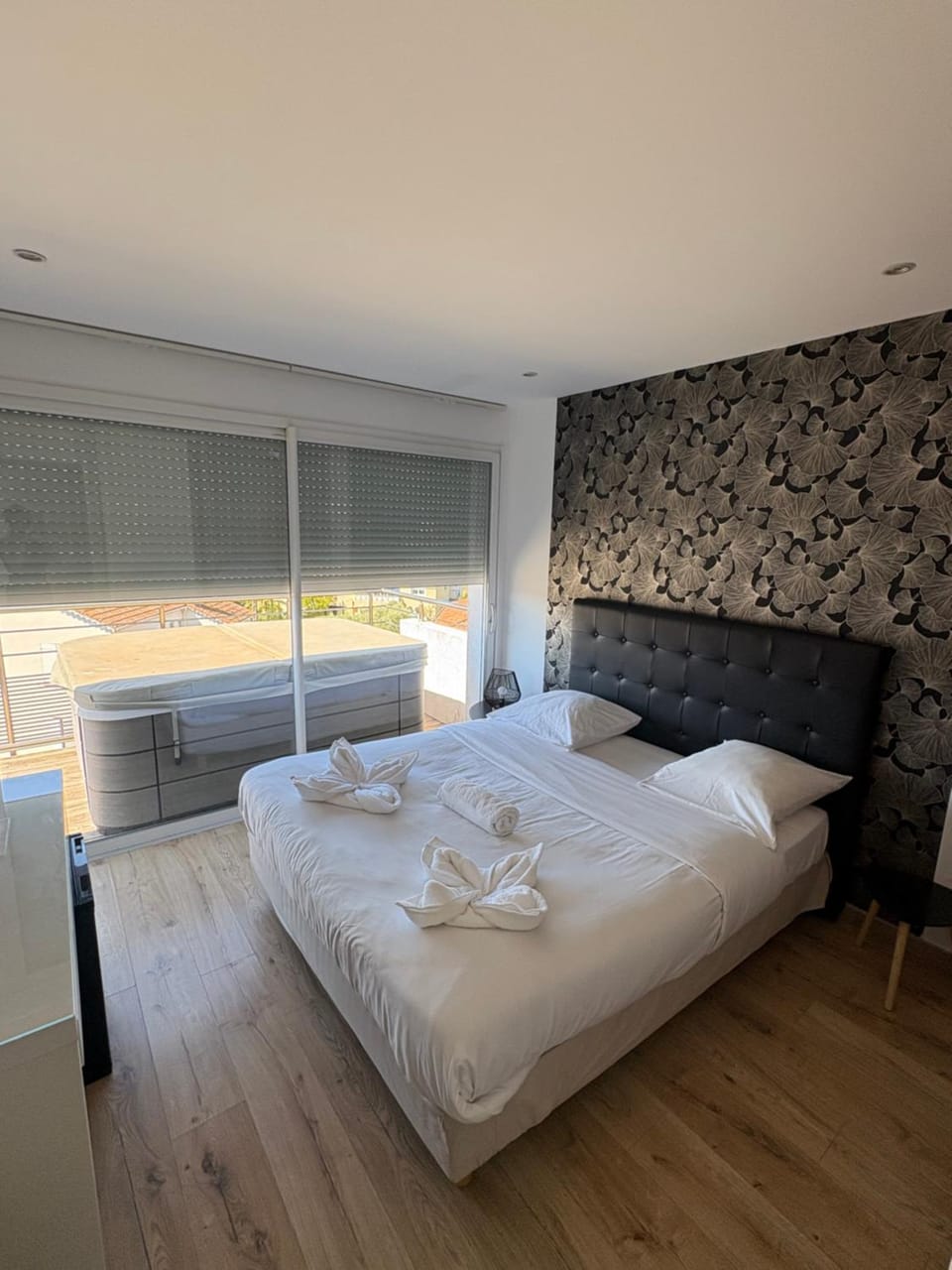 Bed, towels