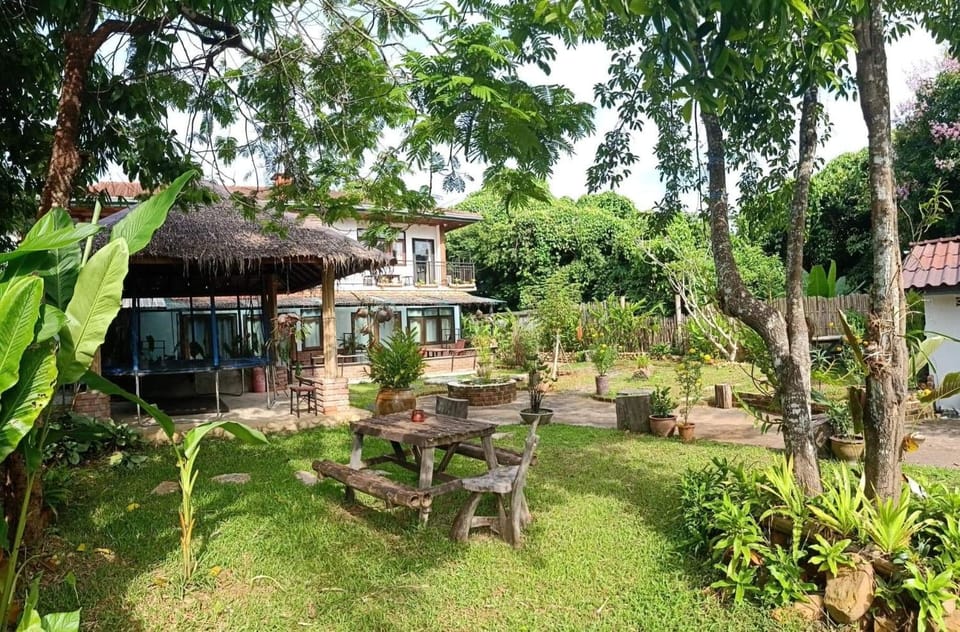 Property building, Day, Garden, Garden, Garden view