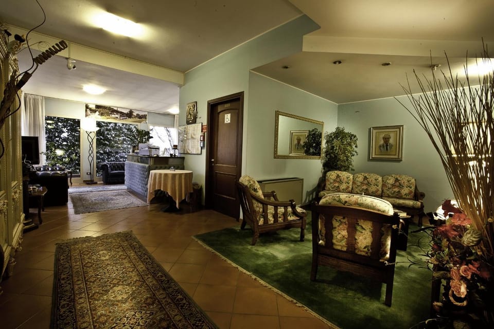 Communal lounge/ TV room, Lobby or reception